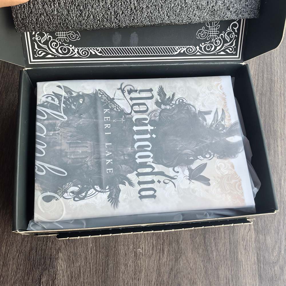 Imprimindo livro de história romântico com jaqueta de poeira pulverizada da borda